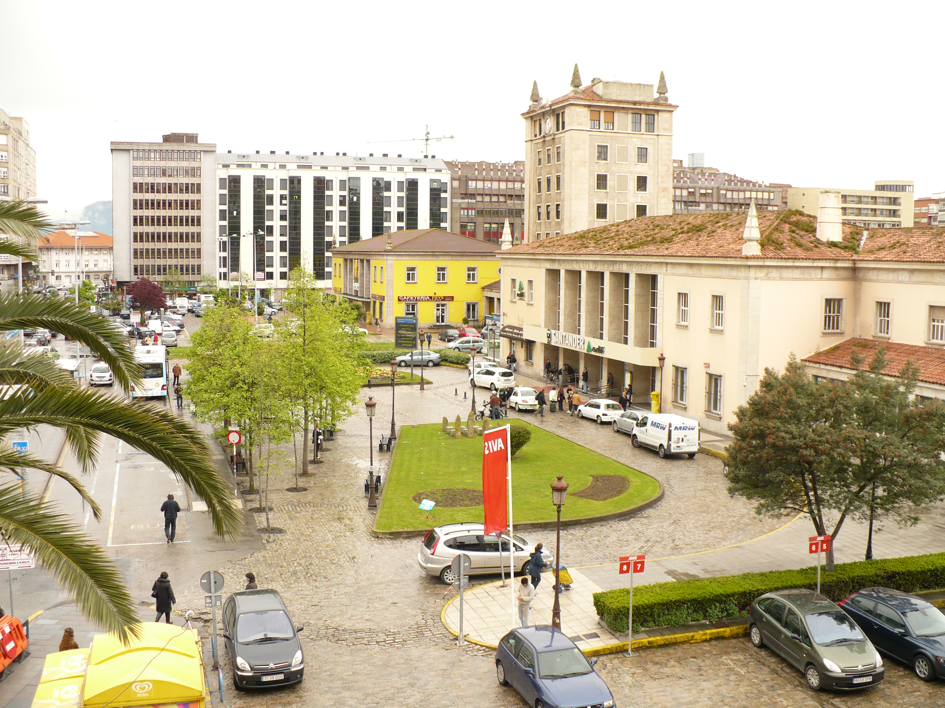 Plaza de las Estaciones de Santander: Terminales de Ancho Métrico (FEVE) y Ancho Ibérico (Adif/Renfe)